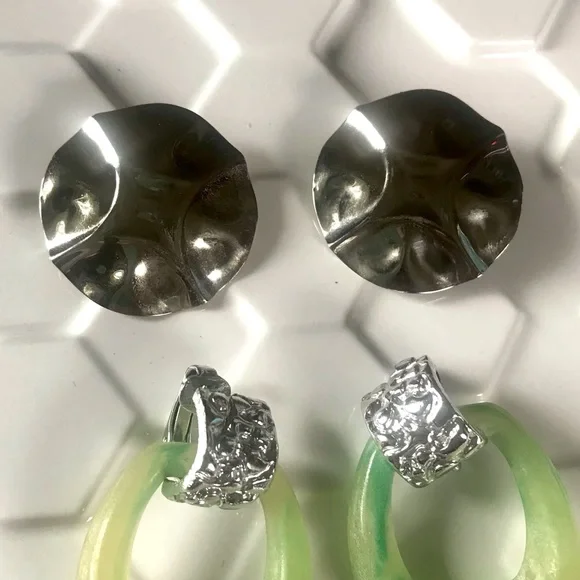 Vintage 80’svmod plastic hoops & geometric circle clip on earrings set of 3 - Picture 4 of 5